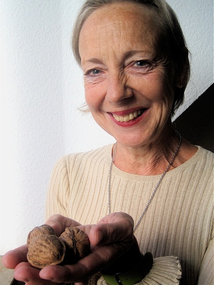 Schauspielerin Ruth Geiersberger mit Nüssen für Eichhörnchen Paul | Bild: ...