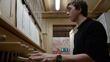 Bastian Fuchs am Carillon | Bild: Bastian Fuchs