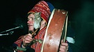 Ein Sami, ein Ureinwohner Finnnlands macht auf einem Festival in Inari, in Nord-Finnland Musik mit seiner großen Handtrommel | Bild: picture-alliance/dpa