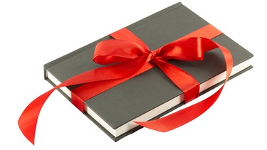 Ein Buch als Geschenk mit Schleife verpackt | Bild: colourbox.com