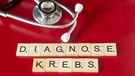 Symbolbild Diagnose Krebs in Holzbuchstaben geschrieben und Stetoskop | Bild: picture alliance / CHROMORANGE | Andreas Poertner