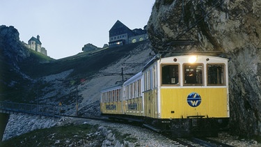 Die Wendelstein-Nostalgiebahn bei einer Fahrt in den Abendstunden. | Bild: BR/Archiv der Wendelsteinbahn