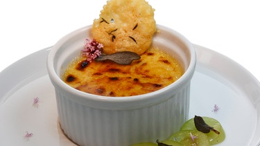 Roquefort-Crème-Brulée mit Honigwein und Lindenhonig-Essig | Bild: Bienenhof Pausch