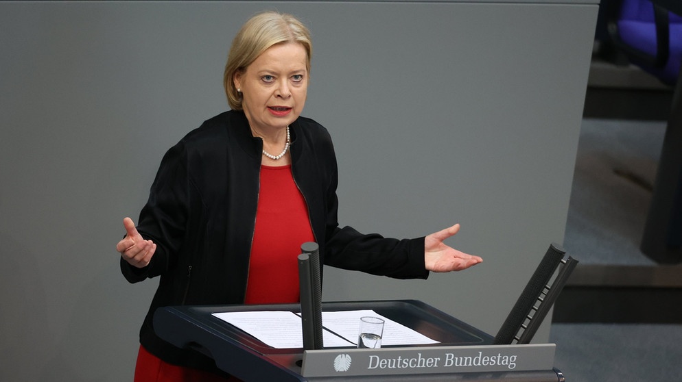 Gesine Lötzsch (Die Linke) spricht im Bundestag. | Bild: Jörg Carstensen/dpa 