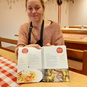 Veronika Röll mit ihrem Kochbuch | Bild: BR / Thomas Muggenthaler