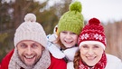 Glücklliche Familie im Schnee | Bild: colourbox.com