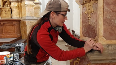 Die Kirchenmalerin Monika Kammermeier bei der Arbeit. | Bild: BR / Thomas Muggenthaler