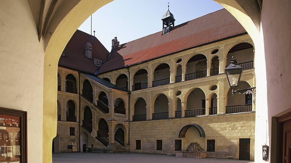 Blick in den Innenhof der Burg Trausnitz in Landshut | Bild: picture-alliance/dpa