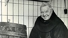 Bayerische Landesausstellung 2016, Braumeister Bruder Elisäus beim Bierzapfen im Kloster Kreuzberg, um 1960 | Bild: Franziskaner Klosterbetriebe GmbH, Bischofsheim / Rhön
