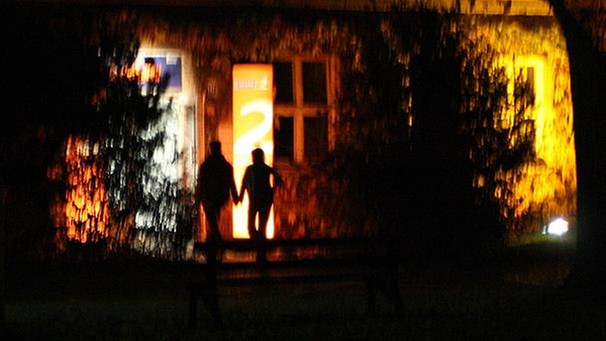 Eingang zum Stefan Gwildis-Konzert bei Nacht | Bild: BR, Inga Pflug