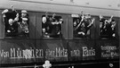 Mobilmachung im August 1914 in Deutschland. Bayerische Soldaten winken in euphorischem Glauben an einen schnellen Sieg aus den Fenstern eines Zuges, der sie an die Front bringt. | Bild: picture-alliance/dpa