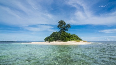 Eine kleine Insel mittem im Meer.  | Bild: picture-alliance/dpa