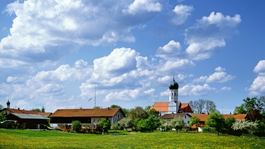 Dorfansicht mit der Pfarrkirche St. Emmeram, Kleinhelfendorf, Aying | Bild: picture-alliance/dpa