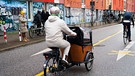 Frau auf einem Lastenfahrrad. | Bild: picture-alliance/dpa