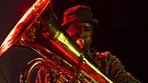 Ein Mitglied der Jazz-Band "Sons of Kemet" spielt auf der Tuba auf dem New York Winter Jazz Festival  | Bild: picture-alliance/dpa/Pacific Press Agency/Lev Radin