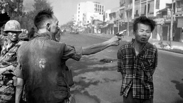 Der Polizeichef von Saigon, General Nguyen Ngoc Loan, erschießt am 1. Februar 1968 auf einer Straße in Saigon Nguyen Van Lem, der unter Verdacht stand, Offizier des Vietcong zu sein. from the north. (AP Photo/Eddie Adams, File) | Bild: picture-alliance/dpa
