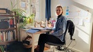 Autorin und Psychologin Pauline Füg an ihrem Schreibtisch in Fürth | Bild: BR-Sarah Khosh-Amoz