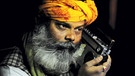 Archivbild: Ein Mann in Indien hört Radio | Bild: picture-alliance/dpa/Jagadeesh Nv