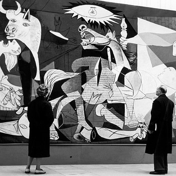 Besucher der Picasso-Ausstellung im Oktober 1955 betrachten das berühmte Gemälde "Guernica". Es zeigt die Schrecken der Bevölkerung in der kleinen nordspanischen Stadt Guernica während des vernichtenden Angriffs des deutschen Fliegerverbandes "Legion Condor" im Jahr 1937. | Bild: picture alliance / Georg Goebel