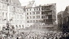 Fasching am Münchner Marienplatz. Im Hintergrund das vom Krieg zerstörte Alte Rathaus. (1953) | Bild: MBLS/Timeline Images/Süddeutsche Zeitung Photo