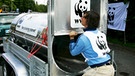Ein Mitarbeiter der Umweltstiftung WWF öffnet in Höhenrain bei München eine Bärenfalle. Mit der neuen Spezialfalle aus den USA soll der seit Wochen zwischen Österreich und Deutschland wandernde Braunbär "JJ1" gefangen werden.  | Bild: picture-alliance/dpa / Matthias Schrader