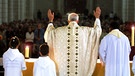 Katholischer Pfarrer beim Gottesdienst mit seiner Gemeinde | Bild: colourbox.com