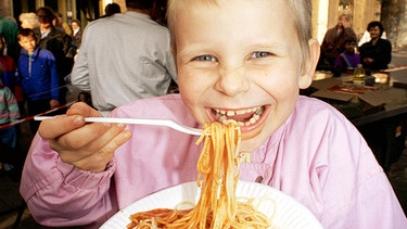 Kind isst Spaghetti | Bild: picture-alliance/dpa