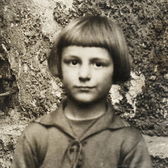 Helmut Fischer als Kind. Er wurde am 15. November 1926 als Sohn eines  Sohn eines Kaufmanns und einer Änderungsschneiderin in München geboren. | Bild: Cornelia Willinger