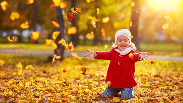 Kind spielt mit Herbstlaub | Bild: colourbox.com
