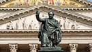 Denkmal König Max I. Joseph von Bayern vor dem Münchner Nationaltheater | Bild: mauritius-images