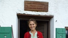 Sennerin Martina Fischer vor dem Eingang zum "Marchl-Kaser" auf der Laubensteinalm | Bild: Justina Schreiber