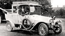 Der Berliner Taxifahrer Emil Nitkowitsch, der im Jahr 1911 seinen Führerschein machte und später einen Taxi-Betrieb eröffnete, mit seiner ersten Taxe im Jahr 1912 | Bild: picture-alliance/dpa