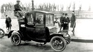 Eine Pariser Taxe mit dem Fahrer erhöht hinter der Fahrgastkabine im Jahr 1909 | Bild: picture-alliance/dpa
