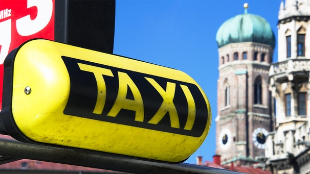 Taxi am Münchner Marienplatz | Bild: picture-alliance/dpa