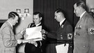 (r.-l.) Gruppenführer Bruckner, Martin Bormann und Julius Schaub gratulieren Adolf Hitler zum 50. Geburtstag | Bild: picture alliance/Mary Evans Picture Library