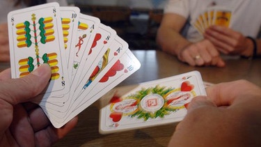 Kartenspieler beim Schafkopfen | Bild: picture-alliance/dpa