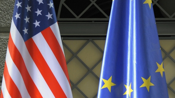 Freihandelsgespräche: Die Flaggen der USA (l) und der EU  | Bild: picture-alliance/dpa