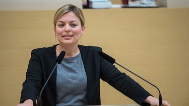 Die derzeit jüngste Abgeordnete im Bayerischen Landtag, Katharina Schulze vom Bündnis 90 / die Grünen, spricht im November 2015 im Plenarsaal  | Bild: picture-alliance/dpa