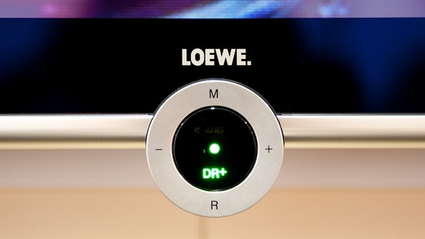 Der Fernsehhauptschalter eines Flachbildfernsehers des Unternehmens LOEWE  | Bild: picture-alliance/dpa