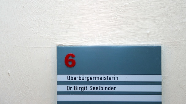 Oberbürgermeisterinnen: Ein Schild mit der Aufschrift "Oberbürgermeisterin Birgit Seelbinder" im Rathaus von Marktredwitz (Oberfranken). | Bild: picture-alliance/dpa