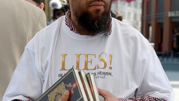 Salafisten verteilen kostenlose Exemplare des Korans an Passanten | Bild: picture-alliance/dpa