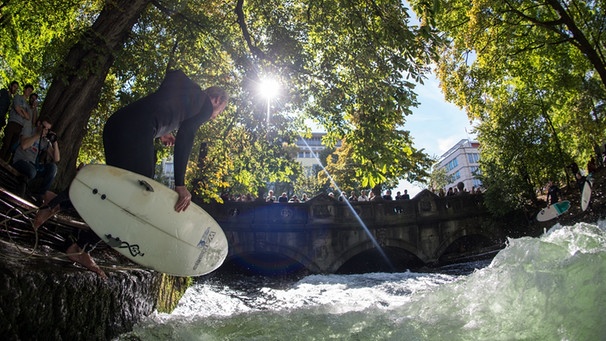 Ein Surfer am Münchner Eisbach mit Publikum | Bild: picture-alliance/dpa