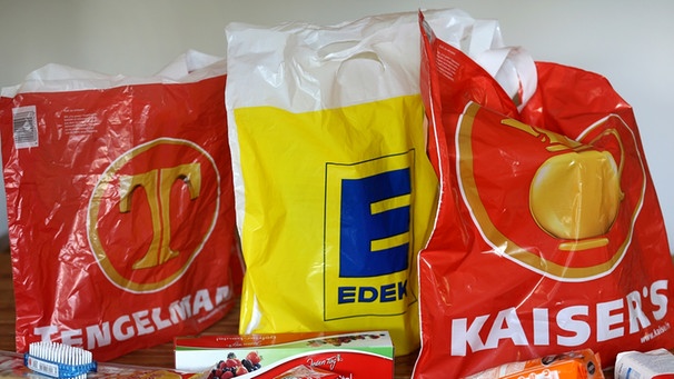 Einkaufstüten von Kaiser's, Tengelmann und Edeka | Bild: picture-alliance/dpa