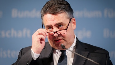 Bundeswirtschaftsminister Sigmar Gabriel (SPD) spricht am 12.01.2016 in Berlin zur geplanten Fusion der Lebensmittelketten Edeka und Kaiser's Tengelmann.  | Bild: picture-alliance/dpa