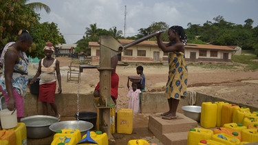 Frauen am Brunnen im Milleniumsdorf Bonsaado in Ghana | Bild: BR/Dunja Sadaqi