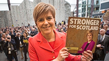 Nicola Sturgeon, Chefin der Schottischen Nationalpartei (SNP), hält ein Plakat hoch, auf dem steht "Stronger for Scotland" | Bild: picture-alliance/dpa