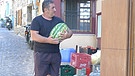 Gavriil Sgouridis in Molyvos auf Lesbos hat eine Wassermelone gekauft | Bild: BR/Alkyone Karamanolis
