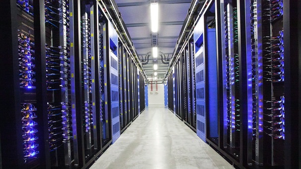 A general view shows computer servers inside the server hall of Facebook in the city of Lulea, some 900 km north of Stockholm, Sweden, 12 June 2013, as facebook started processing data through its first server farm outside the United States. | Bild: picture-alliance/dpa