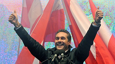 Heinz-Christian Strache,  Bundesparteiobmann der FPÖ, während eines Wahlkampfauftritts - hinter ihm viele österreichische Flaggen | Bild: picture-alliance/dpa