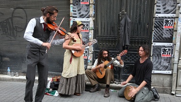Die auch bei Touristen beliebte Straße Istiklal Caddesi im europäischen Teil Istanbuls füllt sich zum Sommer hin mit Straßenmusikern aus allen Ländern.  | Bild: picture-alliance/dpa
